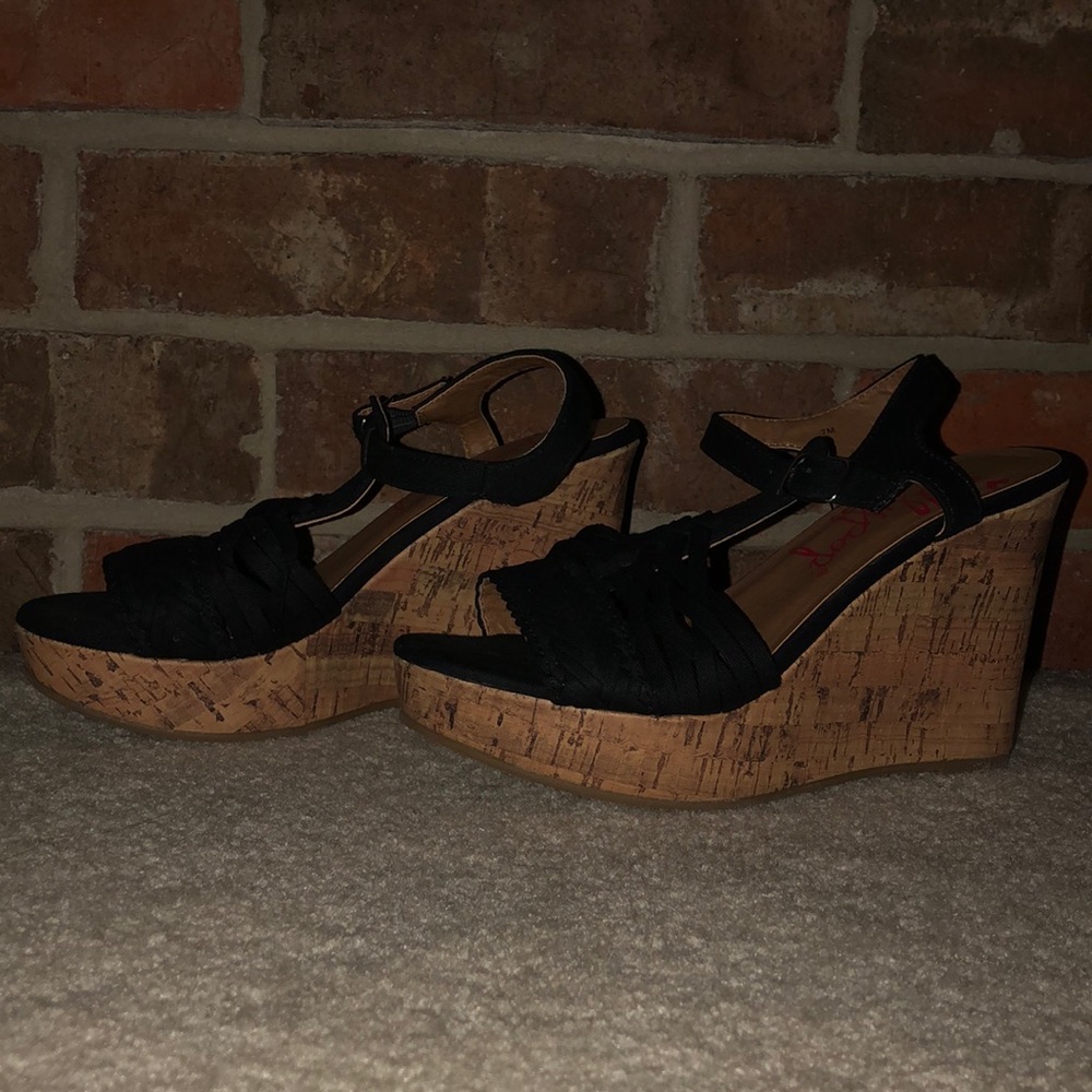 Black wedges